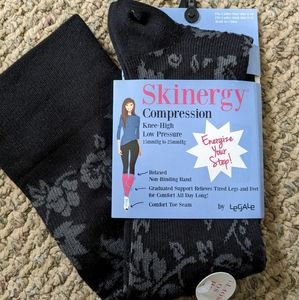 New Women's Skinergy black and gray floral graduated compression socks
